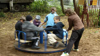 Сломана карусель, пострадали ограждения: рязанцы недовольны плачевным состоянием детской площадки на Белякова