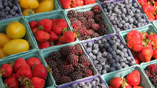 Именно эта ягода — самая вредная: а мы едим ее покупаем как деликатес, еще и детей заставляем есть