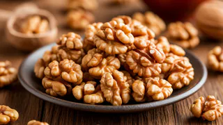 Грецкие орехи больше не чищу - беру бутылку: легко как щелкать семечки - ядро целое, никаких крошек