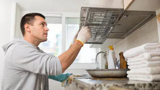 Чистка вытяжки без химии: простой способ с использованием кастрюли кипятка, который вернет фильтру чистоту