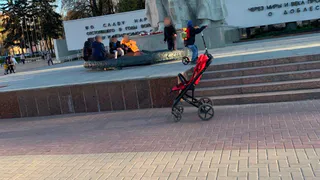 В центре Рязани засняли греющих руки у Вечного огня подростков