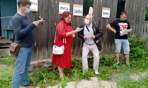 Построил Зайка избушку лубяную: обманутые дольщики устроили спектакль возле недостроя