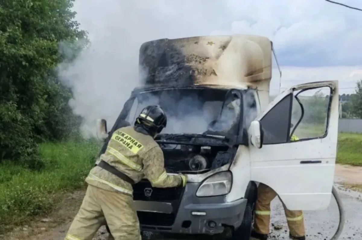 Хлебовоз загорелся на дороге в Удмуртии