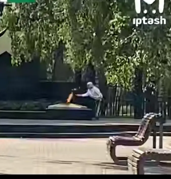 Светит уголовка: в Татарстане женщина прикурила сигарету от Вечного огня