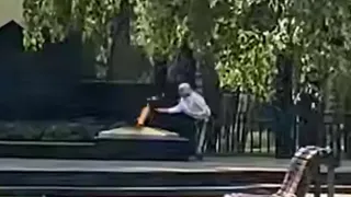 Светит уголовка: в Татарстане женщина прикурила сигарету от Вечного огня