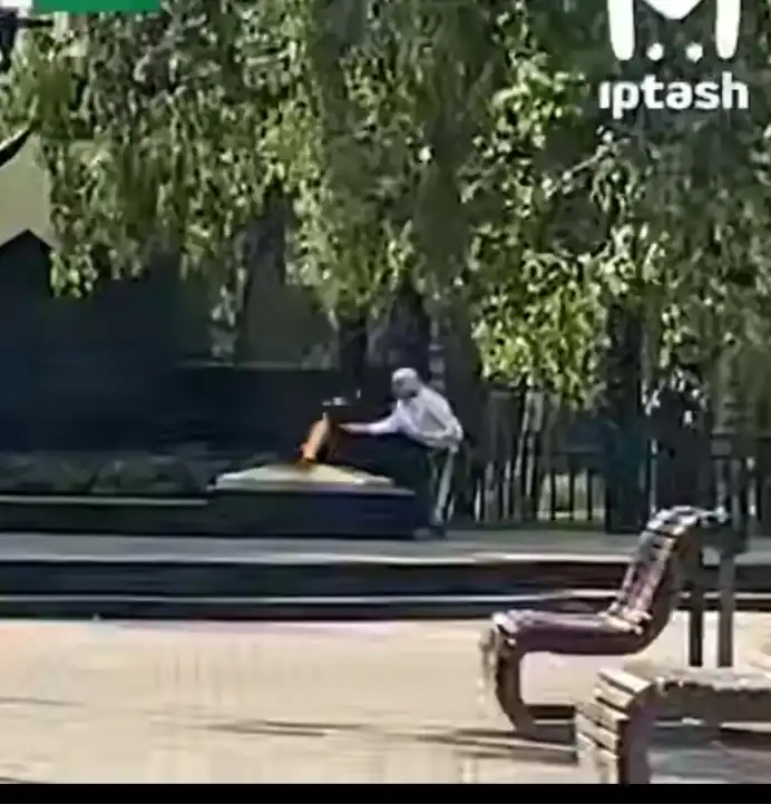Светит уголовка: в Татарстане женщина прикурила сигарету от Вечного огня
