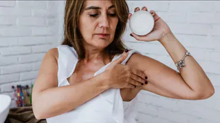 Смочите тампон 2 раза протрите подмышки – блокирует запах пота на весь день