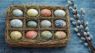 Беру кофе и капронки: встречаю Пасху благородными "состаренными" яйцами - настоящий арт-объект
