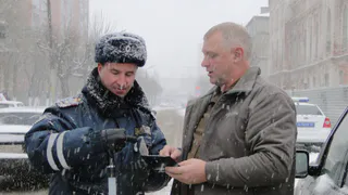 Сотрудники Госавтоинспекции Рязани вышли в рейд по такси и пешеходам – репортаж