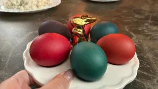 Теперь крашу пасхальные яйца только так — использую эти простые продукты и получаю красивейший результат