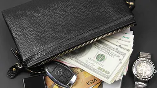 Раз валяется, значит, мое: женщина на роскошном авто украла сумку