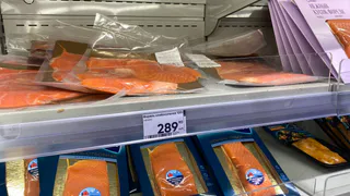 Сходила в К&Б за красной рыбой и сладостями: печенье с банановой прослойкой за 50 р и жасминовый чай за 89 р - приятные цены удивили