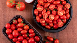 По 1 литру под куст: после этого раствора томаты собирают ведрами уже летом