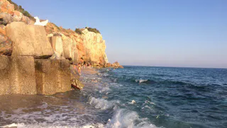 "Купаться невозможно, мы все сидим на берегу": Черное море преподнесло неприятный сюрприз отдыхающим