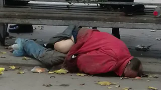 Рязанцы пытаются помочь мужчине-инвалиду живущему на остановке