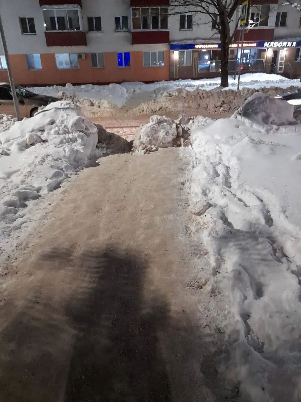 «Неужели нельзя убрать капитально?»: жители Нижнекамска жалуются на уборку снега