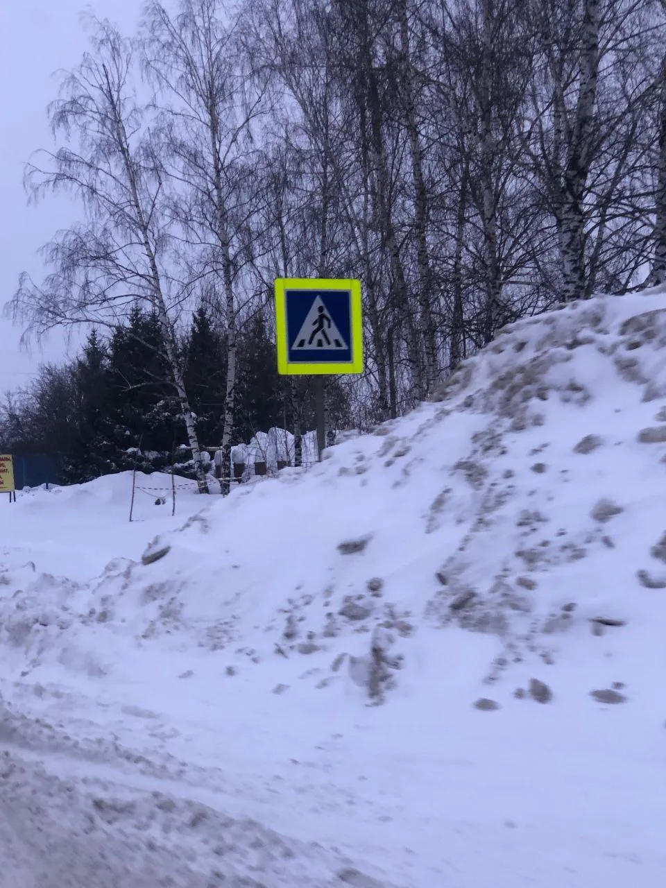 «Живём хуже, чем в деревне»: жители Нижнекамска жалуются на заваленные снегом дороги и тротуары