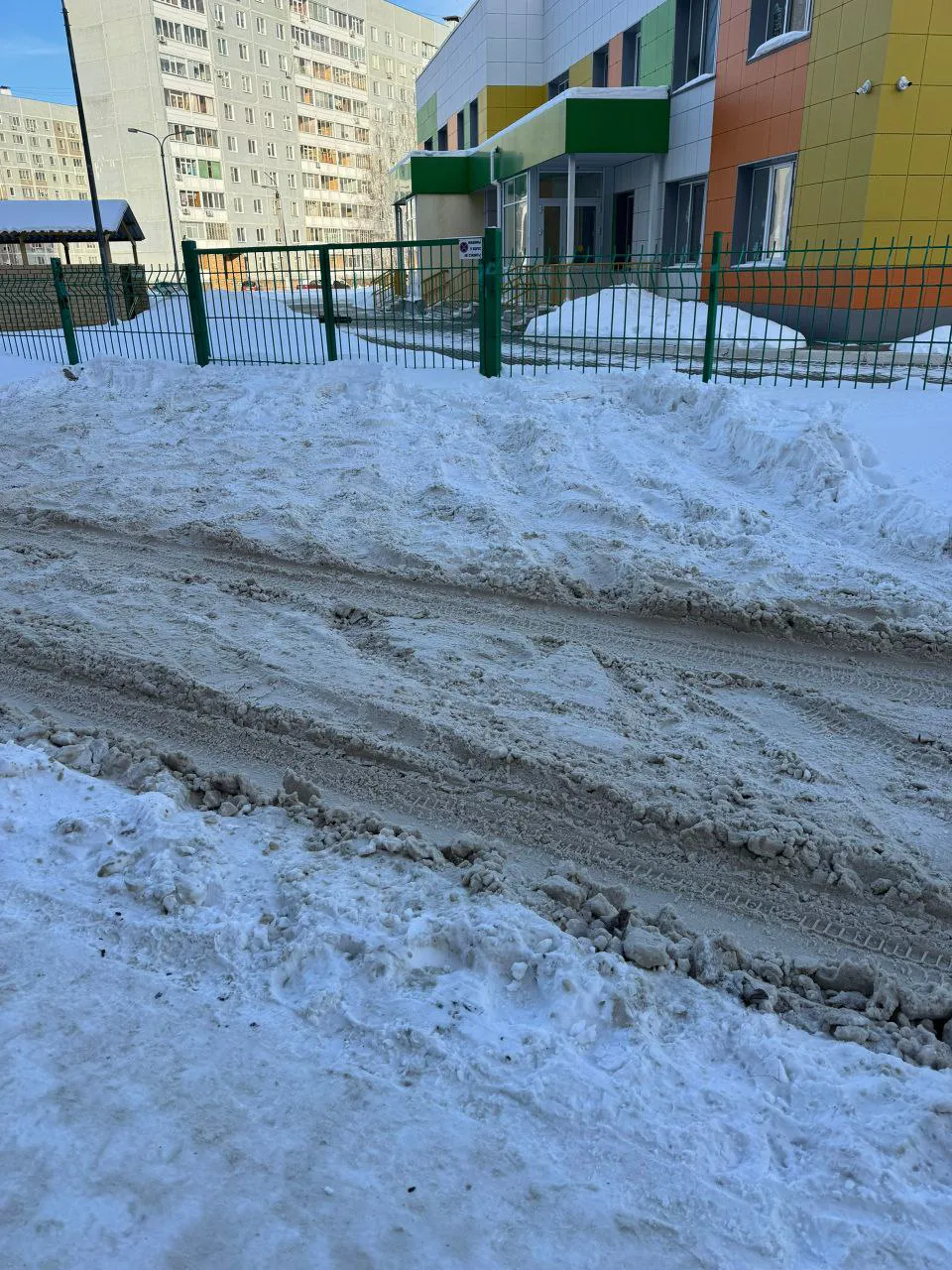 «Неужели нельзя убрать капитально?»: жители Нижнекамска жалуются на уборку снега