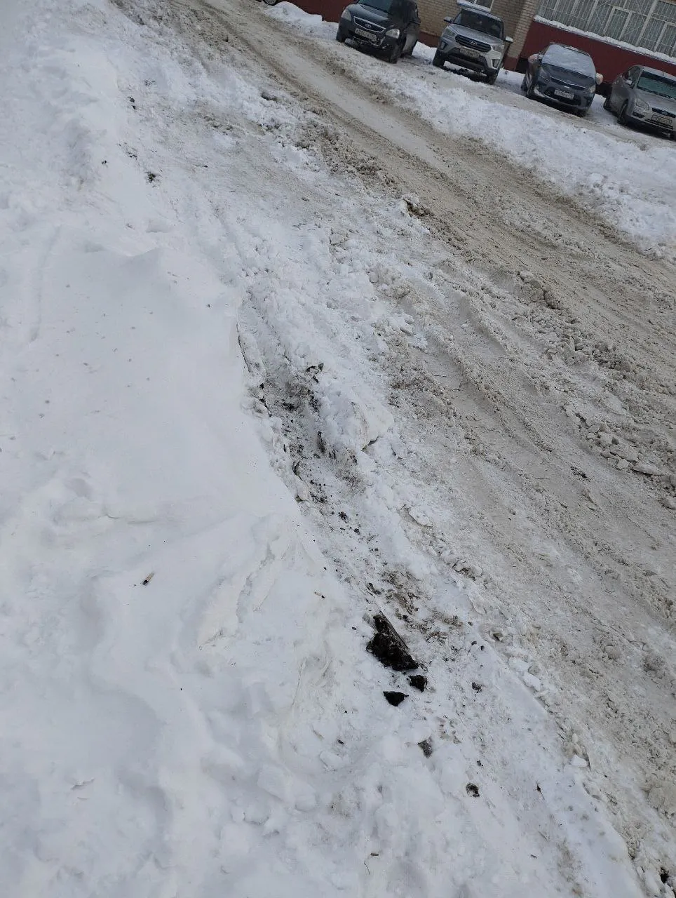 Сугробы, колеи и неубранный мусор: жители Нижнекамска жалуются на проблемы с зимним содержанием города