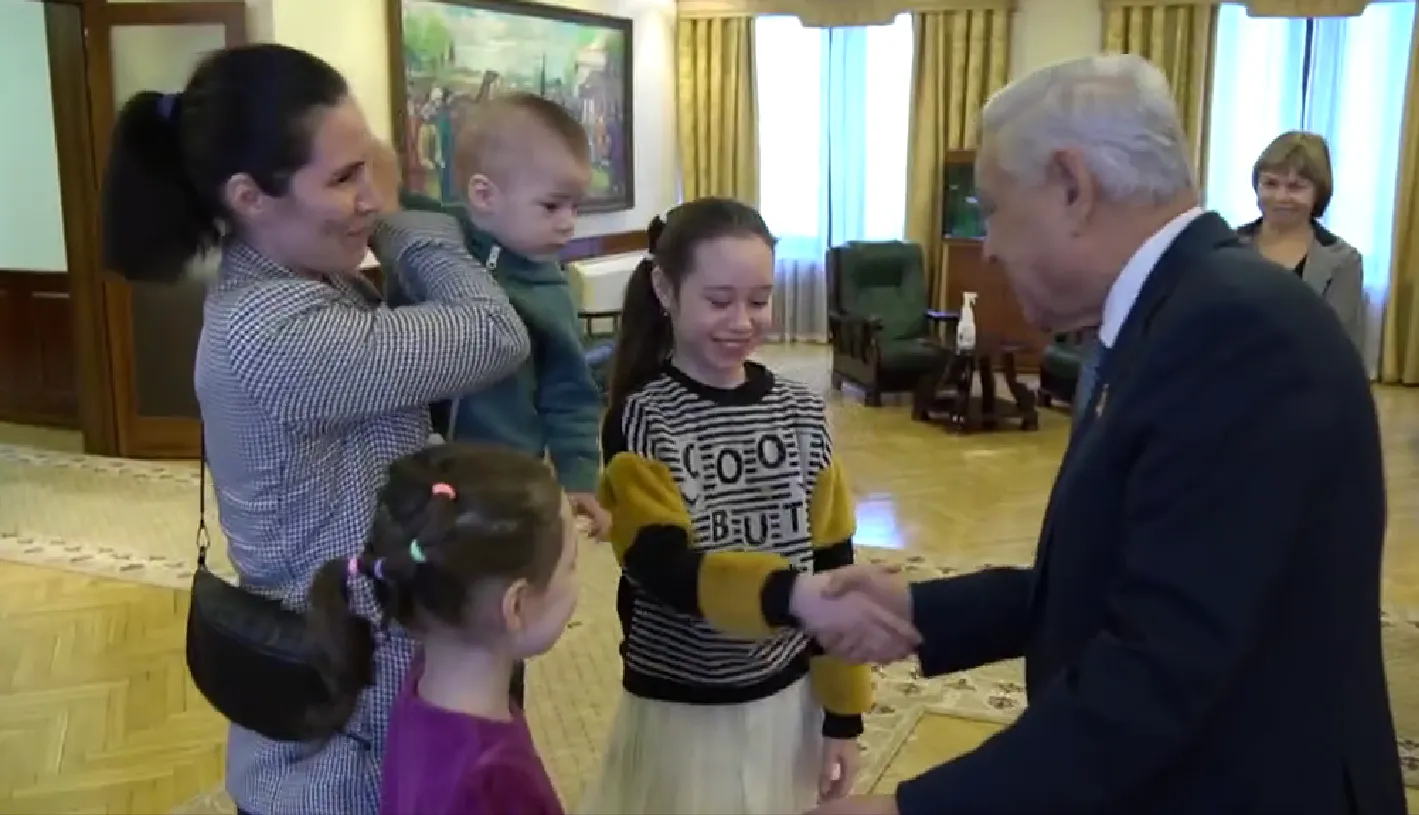 Фарид Мухаметшин исполнил новогодние желания детей из казанской семьи
