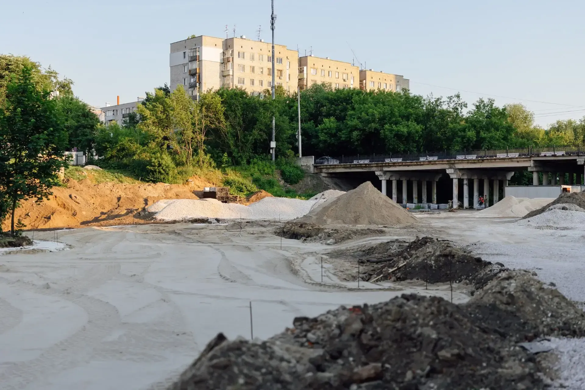 На новом отрезке Лыбедского бульвара поставят чугунные скамьи и тематические люки
