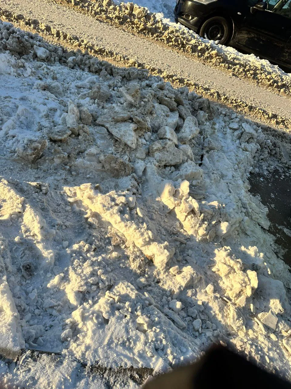 «Неужели нельзя убрать капитально?»: жители Нижнекамска жалуются на уборку снега