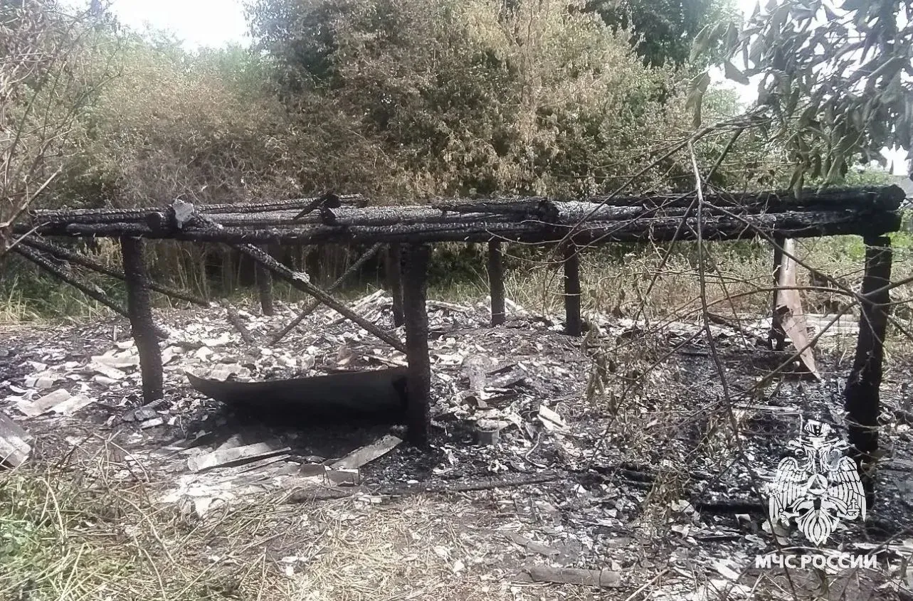 Один человек погиб из-за горевшего сарая в Рязанской области