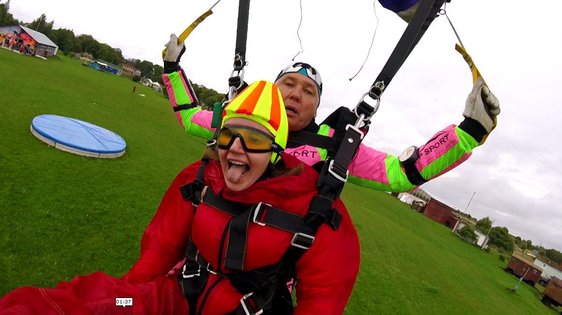 Как происходит прыжок с парашютом