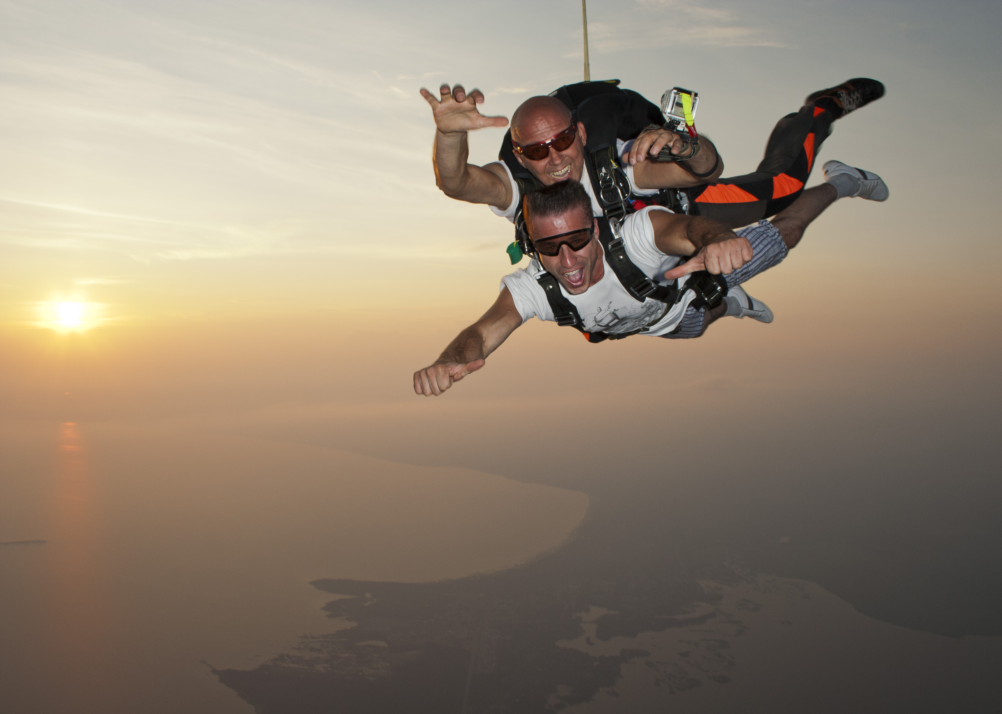 Как происходит прыжок с парашютом