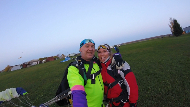 Что даст прыжок с парашютом для активной женщины