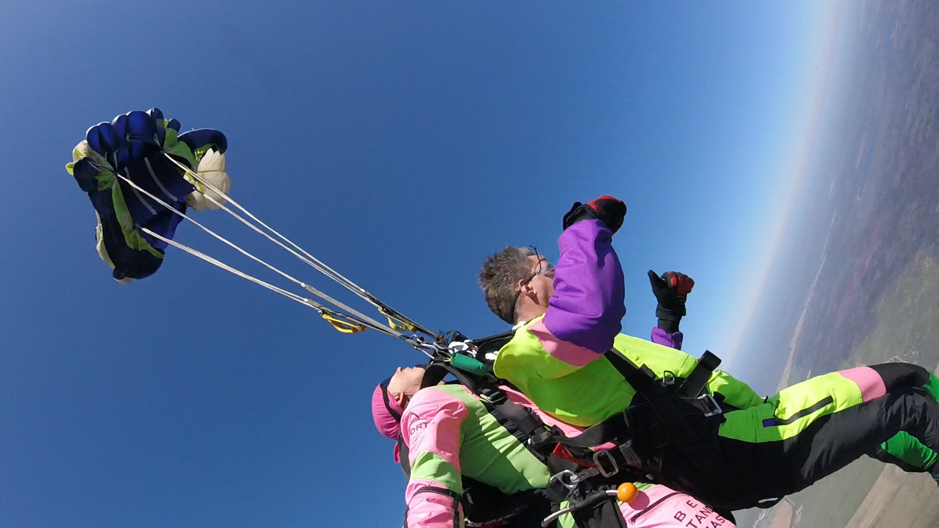 Прыжок с парашютом с инструктором в СПб