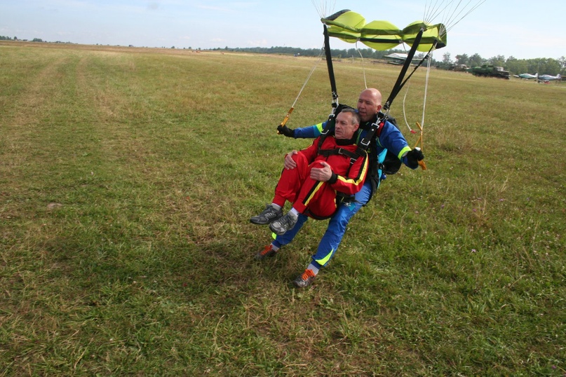 Приземление после прыжка в тандеме