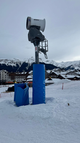 Горнолыжный мат на столбе освещения