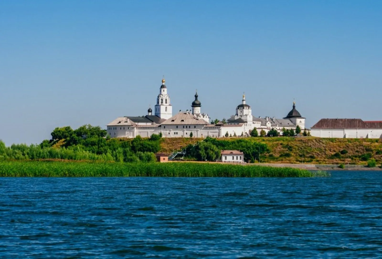 Свияжск: экскурсия на теплоходе из Казани - незабываемые впечатления и история