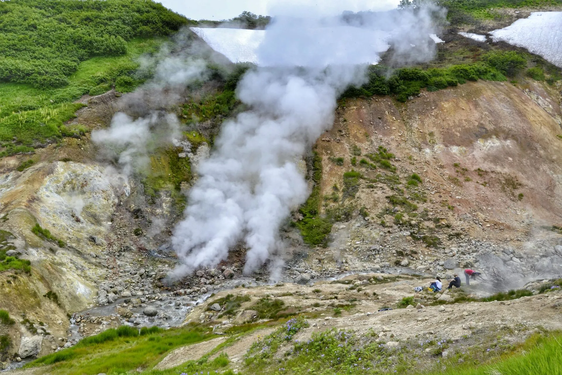 Тур из Петропавловска-Камчатского к Мутновскому вулкану: горячие источники и красоты Камчатки