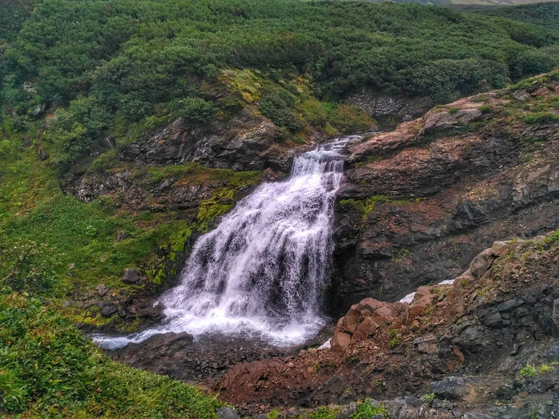 Путешествие в сердце Камчатки: водопады, озера и горные пейзажи