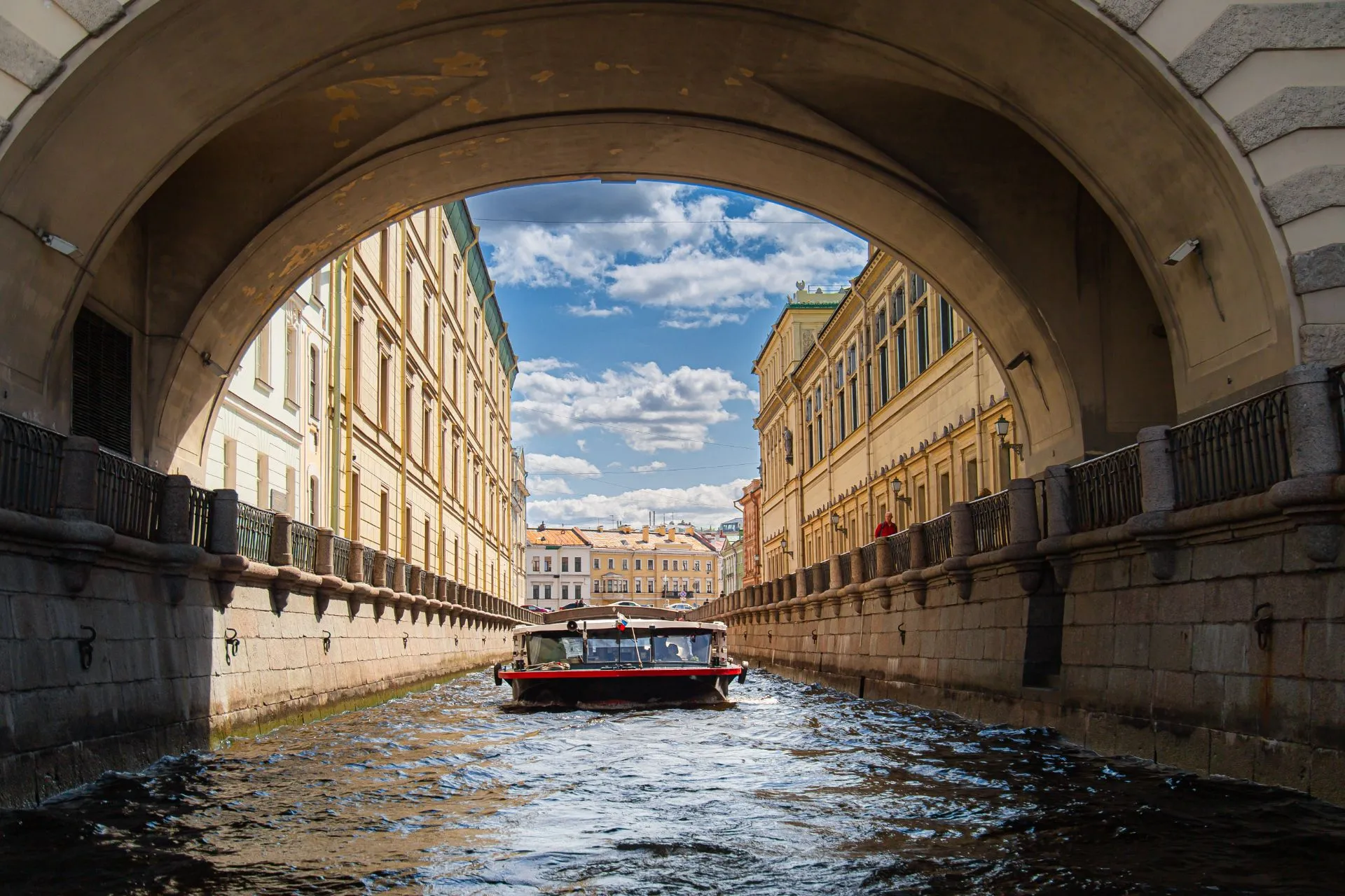 Теплоходная экскурсия по каналам Санкт-Петербурга