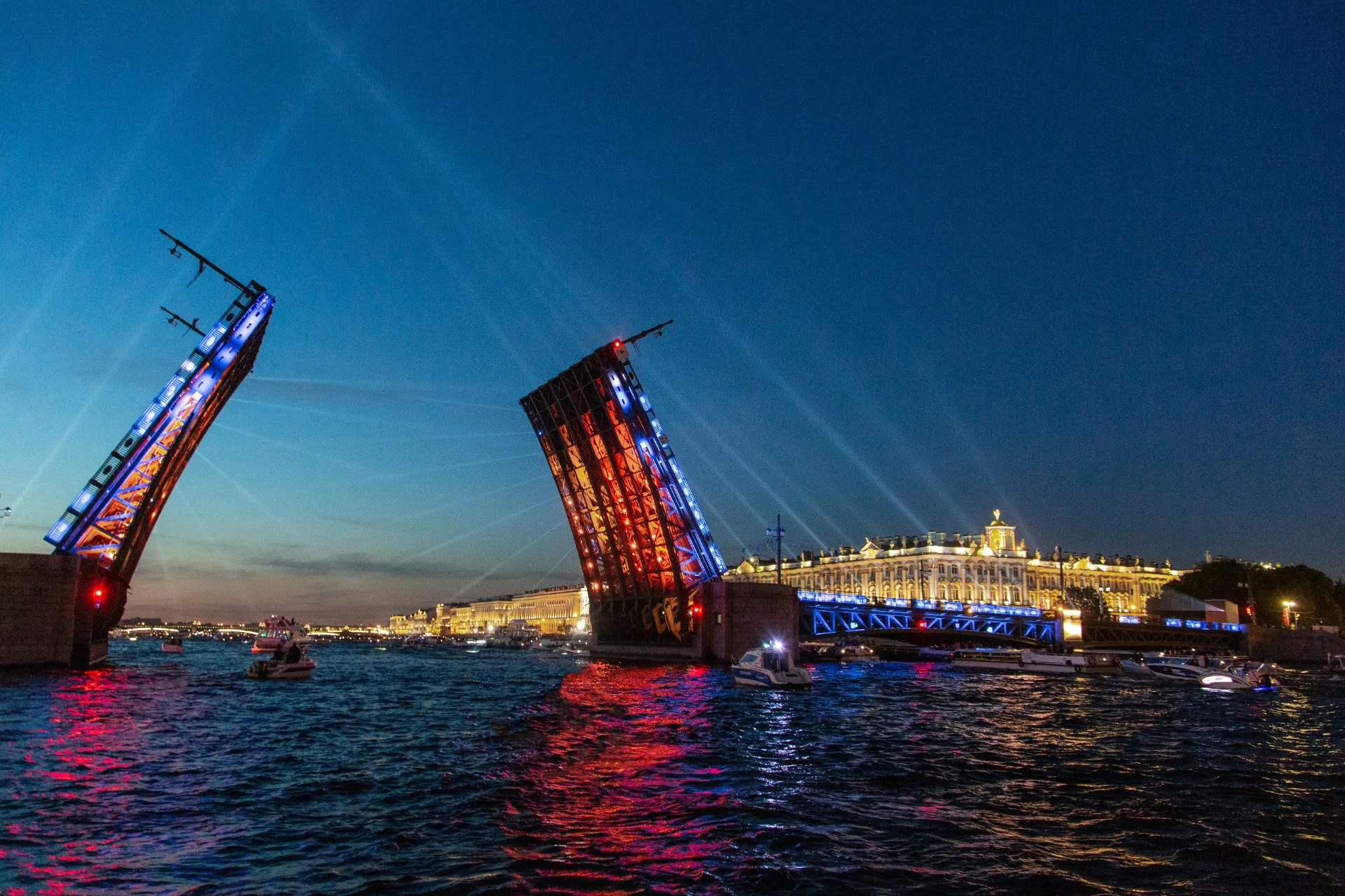 Вечерний вояж: теплоходная экскурсия с разводкой Дворцового моста в Санкт-Петербурге