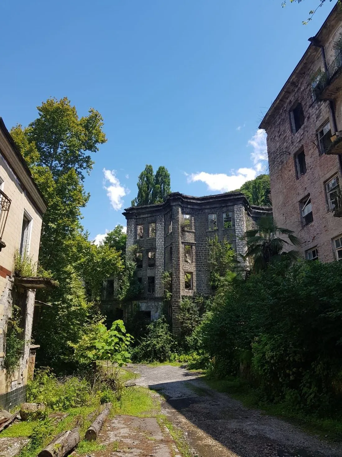 Насыщенный джиппинг в города-призраки Ткуарчал, Акармара и парк водопадов