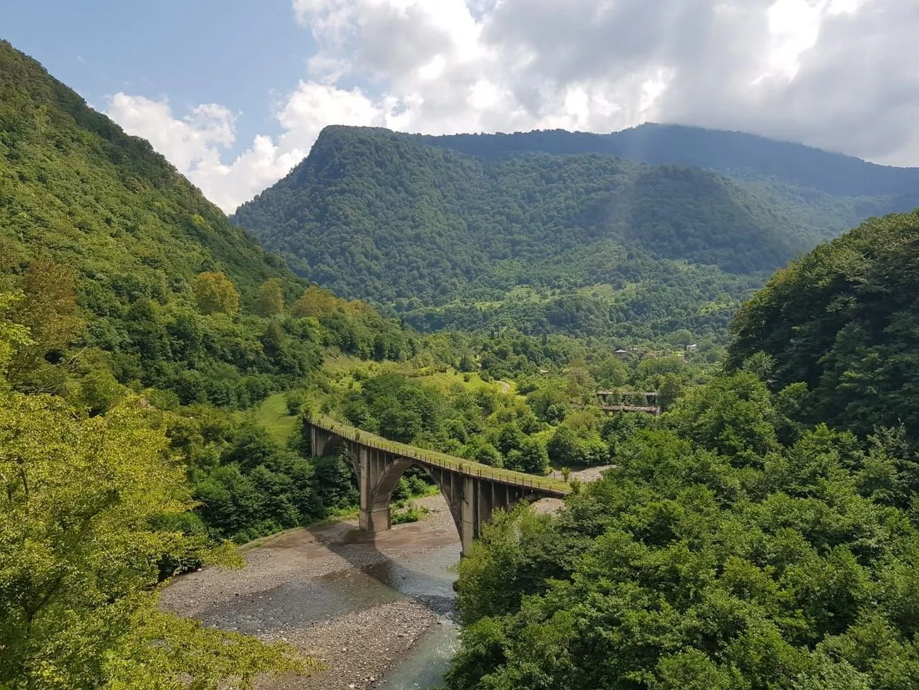 Джипп-тур по Абхазии: города-призраки Ткуарчал и Акармара с посещением парка водопадов