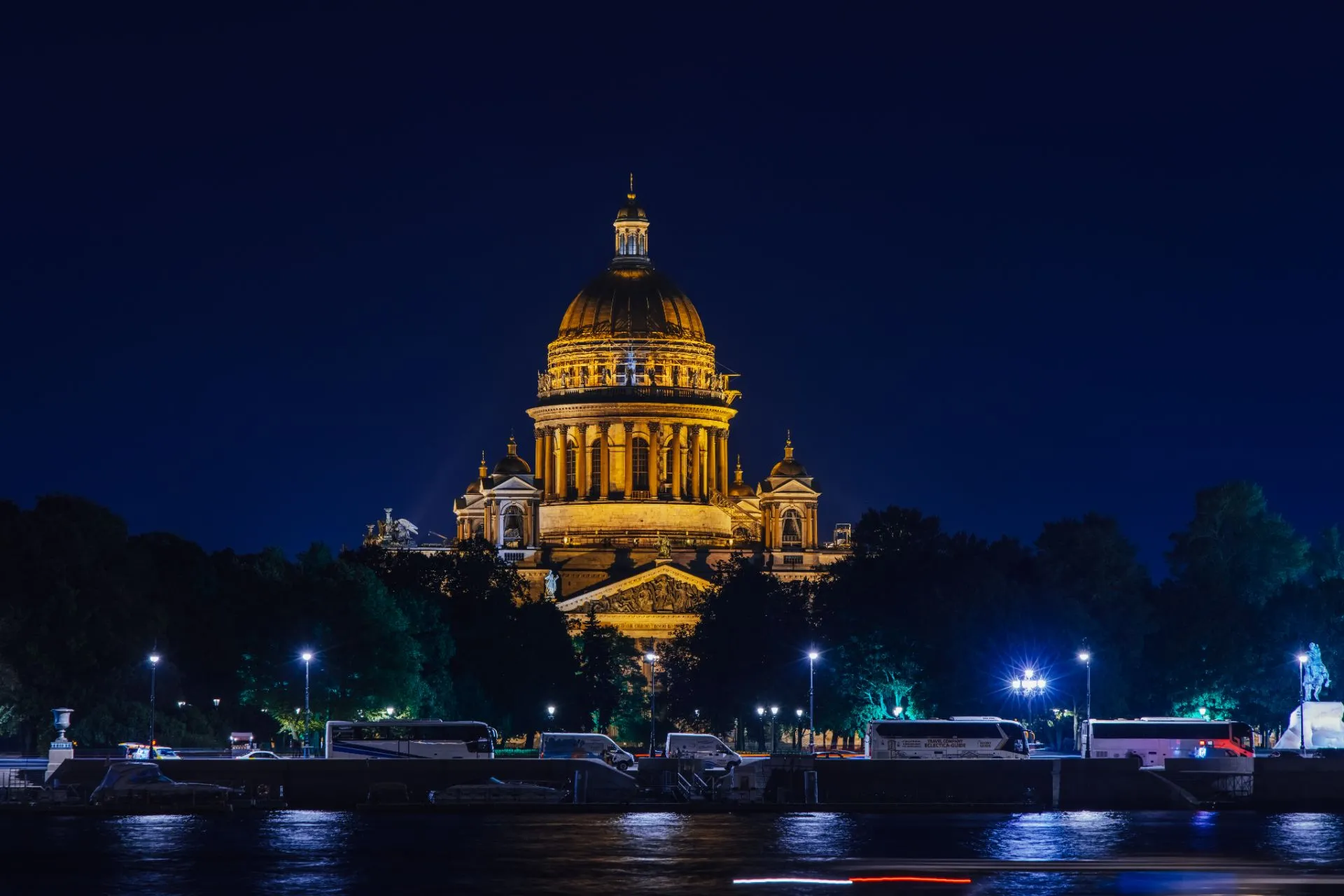 Ночное волшебство Санкт-Петербурга: знаковые места на автобусе и теплоход по Неве