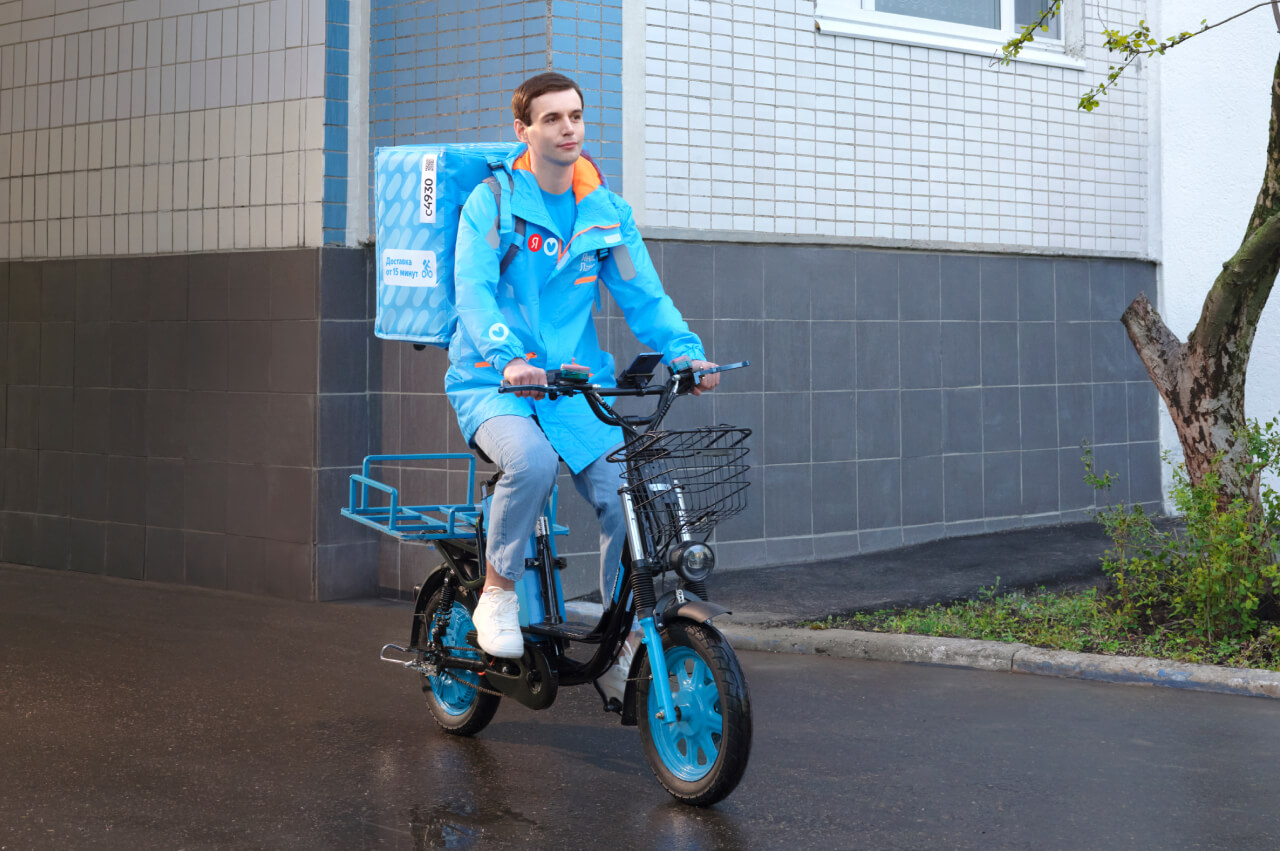 Курьер Яндекс Лавки в фирменной форме