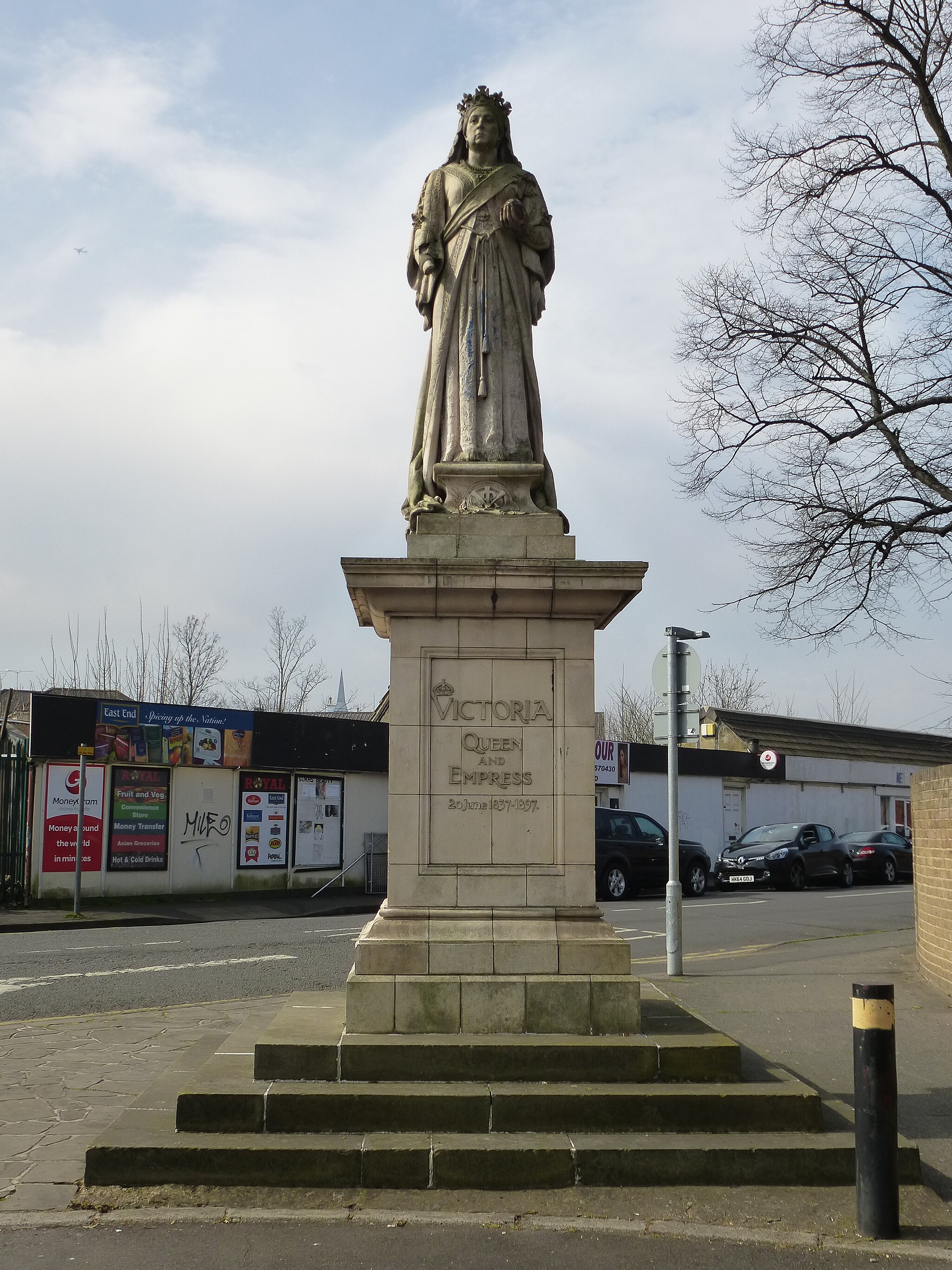 Statue of Queen Victoria, Darnley Road, Gravesend.jpg читайте