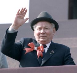 Константин Черненко на трибуне Мавзолея В.И. Ленина во время праздничной демонстрации трудящихся (1 мая 1984)