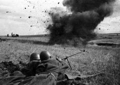 Расчёт противотанкового ружья во время боёв на Курской дуге