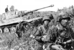 Немецкий танк Panzer VI (Tiger I) и пехота вермахта на Курской дуге, лето 1943.