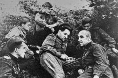 Константин Симонов среди бойцов на фронте под Понырями, 1943 г.