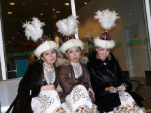 Казахские женщины в народных костюмах