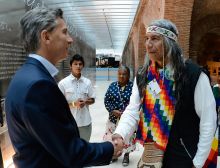 Президент Маурисио Макри (2015—2019) встречается с активистом за гражданские права индейского народа тоба Феликсом Диасом (2015 год)