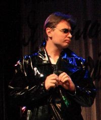 Сергей Поздняков в роли Азазелло в спектакле «Мастер и Маргарита» в Северодвинском театре.